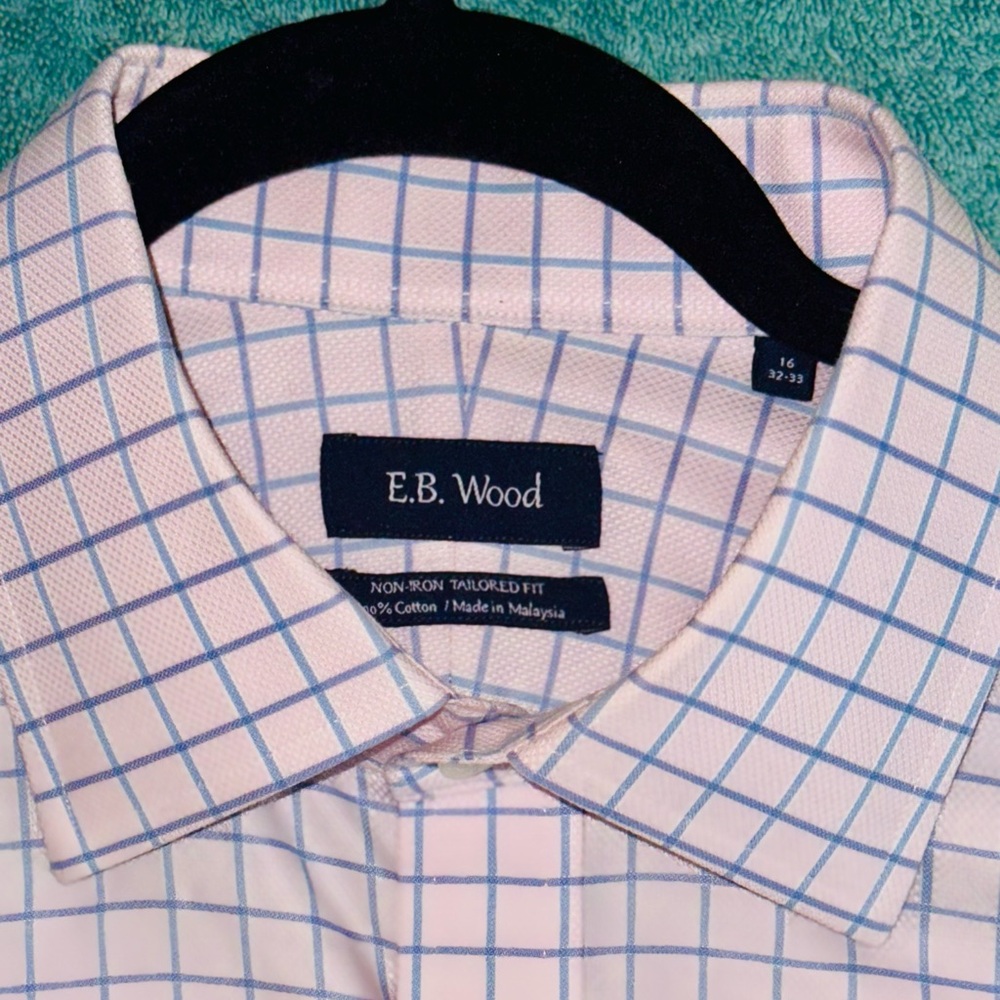 E.B Woods tailored men’s dress shirt. 100% Cotton.